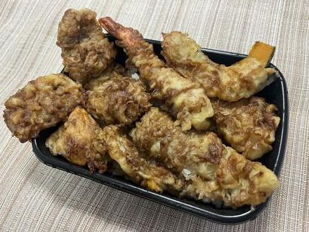 【東京都新宿区】特大ボリューム「天麩羅 えびのや」の弁当は白米が見えない！天ぷらに染みた「タレ」も最高