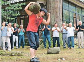 １３２キロ巨石、持ち上げた！　富山県南砺市・広谷八幡社で金沢の西野さん