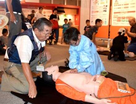 消防隊員になりきって子どもたちが心肺蘇生など体験　京都・福知山で救急フェス