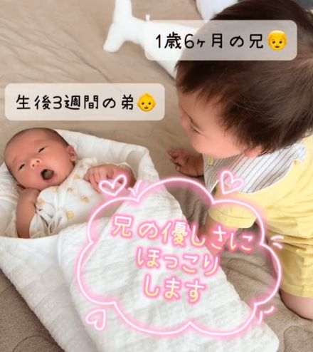 赤ちゃんがぐずると…その様子を見た1歳兄の行動に「偉い」「素敵な兄弟」「めっちゃかわいい」の声