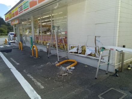 ワンボックスカーがコンビニ店舗に衝突　水道管破裂し店内水浸し　けが人なし　岐阜県下呂市