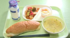 「鶏肉の煮込みは味がしっかりしている」会員制ホテルのシェフの料理を小学生が楽しむ