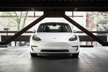 テスラ「Model 3」などリコール　カメラセンサーに不具合