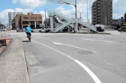 熊本市の東バイパスに、右折と直進が同じ車線の交差点　渋滞の原因では?　道路管理者と県警の考えは…