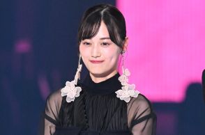 ＜山下美月＞透け感プリーツワンピでほんのり脚見せ　ビスチェを重ねてメリハリ感を演出