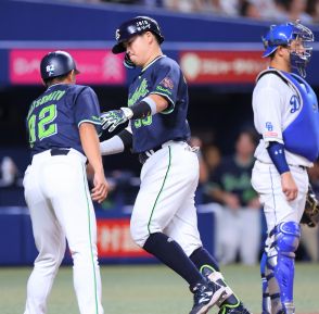 【ヤクルト】大勝 5位・中日に2.5差！村上が2戦連発25号 セ・トップで3本差 サンタナ4打点 並木はスクイズ 吉村6回1失点で7勝目