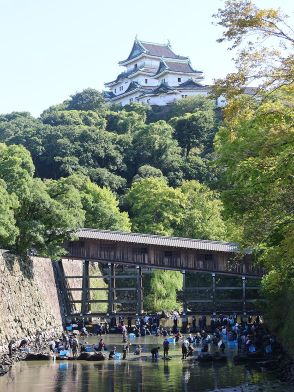 和歌山城北堀で「池の水ぜんぶ抜く」ロケ　ボランティア120人が集結