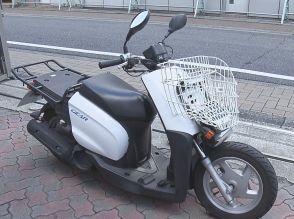 骨折等の重傷…未明の信号交差点で原付バイクの22歳男性がはねられる 車は逃走しひき逃げ事件として捜査