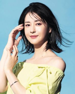 あの人気女優がピエロに挑戦!?　真っ赤なオーバーオール＆ツインテール姿に反響「何を着ても似合うー」