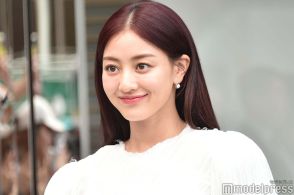 TWICEジヒョ、原宿降臨でファン騒然 美くびれチラ見せドレス姿