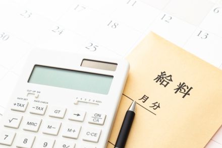 40代の叔父は「公務員」です。同じ40代の父は「一般企業」勤務なのですが、年収はどれくらい違うのでしょうか？