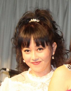 浅香唯　アイドル時代の仰天恋愛事情　彼氏は「段ボールに入っておうちに」「女装して」その相手は現在の…