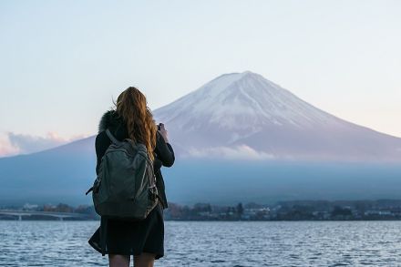 山梨県、今夏の「富士山の入山規制」を効果検証、登山者数は2割減、1日上限を超えた日はゼロ、来夏は静岡県との統一を