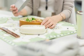 同僚が「昼食代を節約して投資しているよ」と言って毎日お弁当を持参しています。数百円を削ってでも投資したほうがトクなのでしょうか？