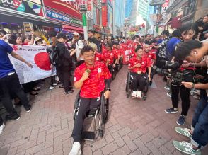 パリパラ金メダル「車いすラグビー」日本代表が渋谷センター街をパレード