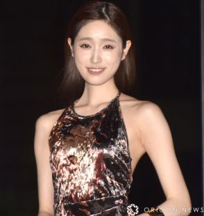 高橋ひかる、妖艶なピタピタドレス姿　見返り美人でセクシーに「背中を出しております！」