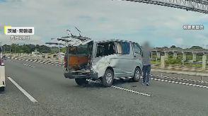 「路肩にバン!」ハイエースが高速道路でパンクしガードレールに衝突し大破の瞬間　常磐道