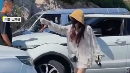 逆走女が逆ギレでドライバーをボコボコに「やってやる!」なぜか女の車が観光スポットに　中国