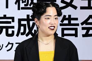 『極悪女王』ダンプ松本役のゆりやんレトリィバァが不敵な笑いで後楽園降臨　唐田えりか&剛力あやめは青赤ドレスで美の共演