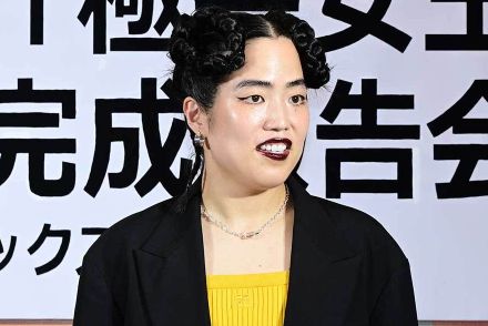 『極悪女王』ダンプ松本役のゆりやんレトリィバァが不敵な笑いで後楽園降臨　唐田えりか&剛力あやめは青赤ドレスで美の共演