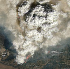 カリフォルニアの山火事が生んだ火災積雲を激写──NASA