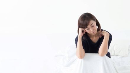 硬くなった体の前面をグーンと伸ばして寝つきをよくする【寝る前にやろう】ベッドの上で安眠ストレッチ