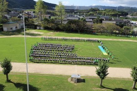 愛知・幸田町の小学校で「芝生アート」制作　公立校では珍しい“芝生の運動場”を活用　児童がはさみで芝生を刈り込み　今年で29回目の伝統行事