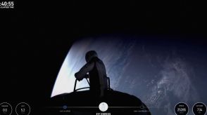 宇宙で初の民間人船外活動　高度700kmで10分間