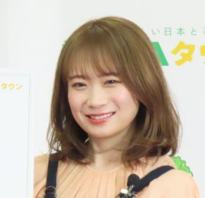 元乃木坂46秋元真夏“あざとかわいい”ショット公開「食べてばかり」カフェでチュロスほおばる