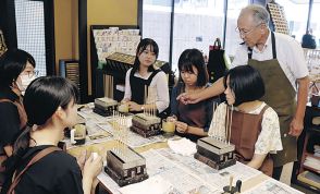 仮店舗で和ろうそく作り　七尾・高澤店「一本杉ににぎわいを」体験会