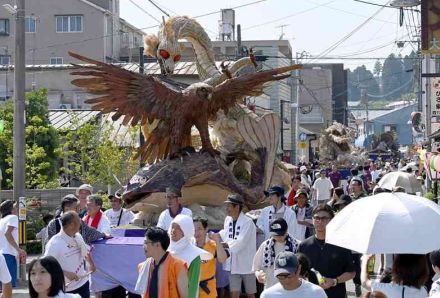 【動画を追加】大迫力！大造り物堂々と　熊本・山都町の八朔祭　工夫凝らした10基引き回し