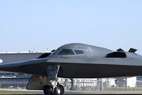 史上初!? 空自の最新戦闘機が米空軍「漆黒のステルス爆撃機」とランデブー