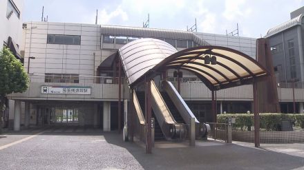 何者かが移動させたか…駅のホームで消火器が線路にはみ出した状態で置かれる 電車は手前で止まりケガ人なし