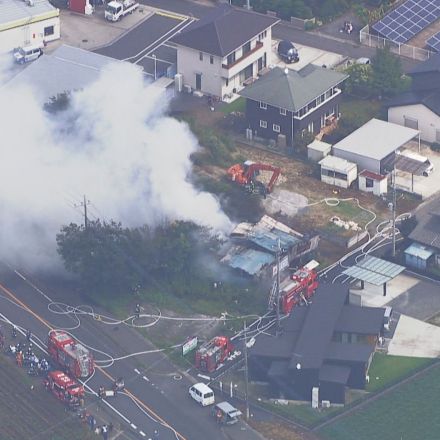 茨城・東海村　建物3軒が燃える火事　消防車など9台が消火活動中