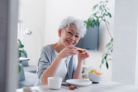 「お金には困っていない」と言いながらいつも同じ服で”質素な食事”をしている60代の母。一人暮らしで年金「月12万円」ですが、本当に大丈夫なのでしょうか？