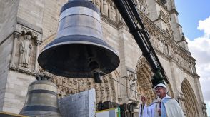 ノートルダム大聖堂に戻った鐘 司祭が祝福