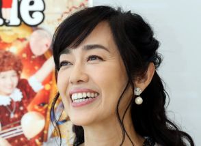 「見惚れてしまいます」58歳女優、ざっくりドレスから見える美しい背中に…「完璧」「若い頃からずっと美人さん」