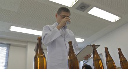 洲本市で清酒の品質確認する「呑切り」　秋の出荷前に国税局鑑定官がチェック／兵庫県