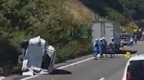 工事渋滞で止まっていた乗用車にトラックが追突　乗用車はさらに前の乗用車に追突し1台が横転 3人が軽いけが　事故頻発の岡谷JCT近くの中央道下り線