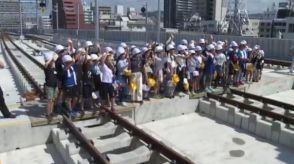 線路の中に入って写真撮影も…新JR松山駅オープン前に地元の小学生を招待