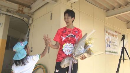 パリ五輪走り高跳び5位入賞・赤松諒一選手が地元幼稚園を訪問　園児の前で実演　「オリンピックよりドキドキしたんじゃないかなってくらい」　岐阜市