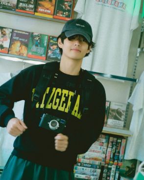 BTSのV、1stソロアルバム「Layover」発売1周年を記念して過去の写真を大放出…RMも祝福