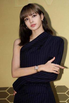 BLACKPINKリサ、ドレスアップで輝く美ボディライン「女神」「異次元スタイル」と反響続々