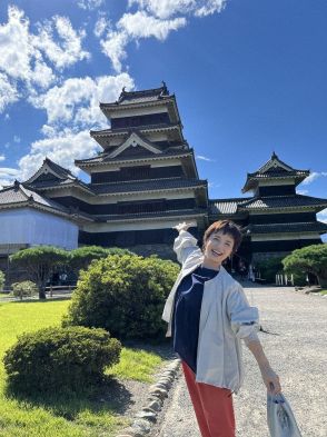 ＜榊原郁恵＞ブルゾンに赤系パンツ　カジュアルな旅スタイルで松本市の旅　松本城から一望　民芸家具や信州みそも　「旅サラダ」で