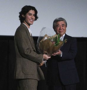 寛一郎　ヒグマの恐怖と闘いながら撮影　主演映画「シサム」公開初日舞台あいさつ