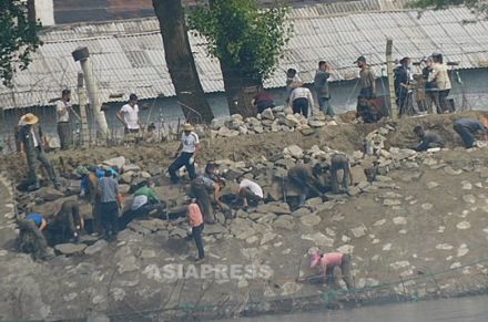 ＜北朝鮮水害＞幹部が率先して復旧作業の異変　処罰に戦々恐々　酒飲んで職務怠慢だと強制労働も