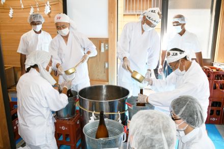 莫越山（なこしやま）神社でお神酒の瓶詰め　「やわたんまち」で鶴谷八幡宮に奉納（千葉県）