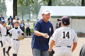 元プロ野球選手の松坂大輔さんが野球教室　少年野球チームの児童を指導　「憧れ」からアドバイス受けた児童、目を輝かせる　「応援してくれている人への感謝を忘れないで」と松坂さん