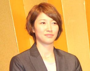 狩野舞子、美脚全開の始球式で“ノーバン”ストライク投球に笑顔「緊張から解放されて抜け殻になります」