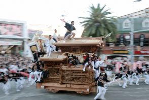 「ソーリャ、ソーリャ」岸和田だんじり祭始まる　威勢よく34台疾走